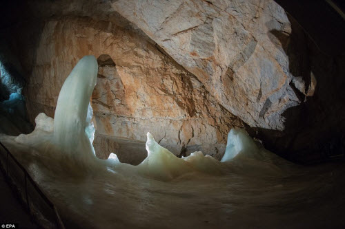 Khám phá vẻ đẹp của động băng khổng lồ ở Áo - 8