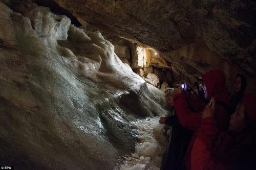Khám phá vẻ đẹp của động băng khổng lồ ở Áo - 10