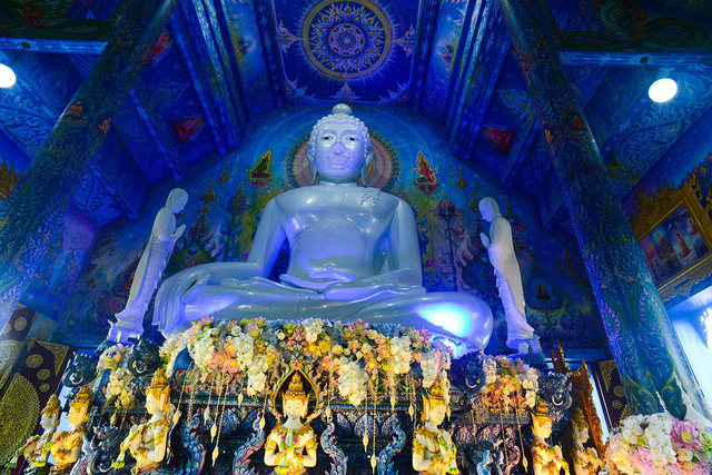 Bên trong chính điện đặt bức tượng Phật lớn làm từ ngọc trắng thuần khiết.
