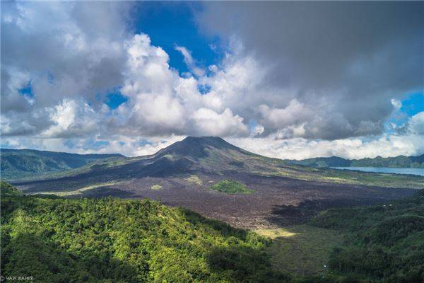 1. Leo núi Batur, một ngọn núi lửa đang hoạt động với độ cao 1.717 m để ngắm mặt trời mọc. Ảnh: Hadi Zaher / Flickr