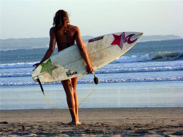 2. Học lướt sóng: Bali là địa điểm lý tưởng cho những ai đam mê lướt sóng, với rất nhiều bãi biển thuộc đủ loại địa hình, phù hợp với cả người mới bắt đầu lướt sóng đến những tay chuyên nghiệp. Nếu có dịp đến đây thì chắc chắn bạn phải tập chơi môn thể thao mạo hiểm này. Ảnh: Clinically Dead / Flickr