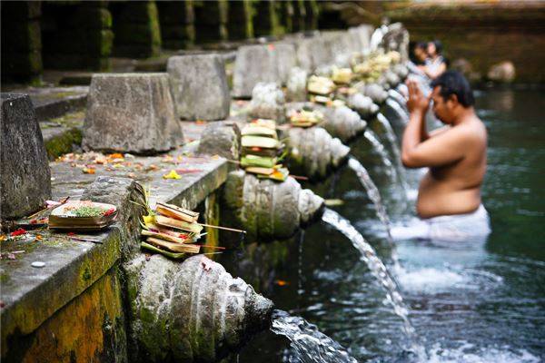 3. Tắm mình trong dòng suối thiêng ở Pura Tirta Empul: Pura Tirta Empul là ngôi đền Hindu nằm trong một thung lũng giữa hai quả đồi ở làng Manykaya, cách thủ phủ Denpasar (đảo Bali, Indonesia) khoảng 40 km về phía Đông Bắc. Đây là một trong những ngôi đền có từ hơn ngàn năm trước của đảo Bali. Nơi này nổi tiếng với một ao nước thánh không bao giờ cạn và tất cả du khách đến đây đều ước nguyện được tắm mình một lần qua dòng nước thiêng với mong muốn được gột rửa bụi trần. Ảnh: Jelle Oostrom / Flickr