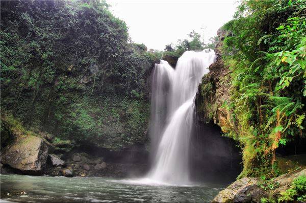 8. Khám phá các thác nước ẩn mình trong các khu rừng ở Bali: Ngoài nổi tiếng với các những bãi biển trong xanh, những ngọn núi lửa vẫn đang hoạt động thì những thác nước hùng vĩ cũng là một trong những nhấn thu hút nhiều du khách khi đến Bali. Tuy nhiên, để chiêm ngưỡng được cảnh đẹp của những thác nước này có thể bạn sẽ phải băng rừng và lội suối. Ảnh: Made Yanuarta DPY / Flickr