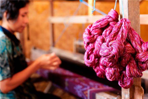 9. Tham quan và mua sắm ở các làng dệt thủ công truyền thống: Nổi tiếng với phương pháp dệt thủ công Batik, du lịch Bali bạn có thể đến tham quan các làng dệt nổi tiếng để tìm hiểu và chứng kiến cảnh dệt vải, vẽ áo… của các nghệ nhân. Ảnh: iamannamaldita / Flickr