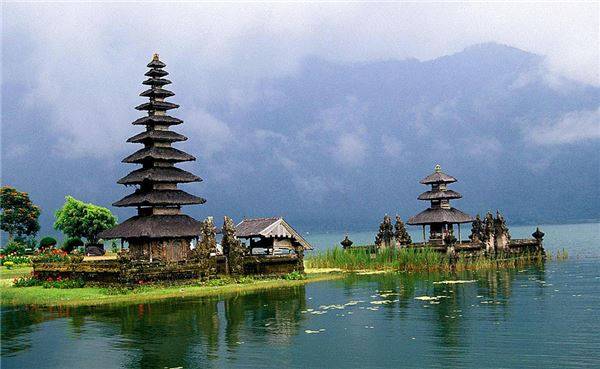 10. Thăm quan các ngôi đền nổi trên mặt nước: Một trong những ngôi đền nổi trên mặt nước nổi tiếng nhất là đền Ulun Danu, do vua Mengwi xây dựng vào năm 1633 để thờ nữ thần nước Dewi Danu. Ngôi đền này nằm trên mặt hồ thiêng Beratan. Ảnh: Rud Glanz / Flickr